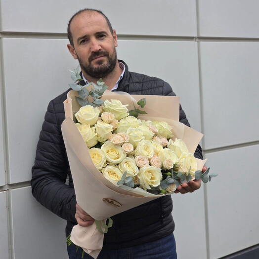 Букет из 25 белых и кремовых роз с эвкалиптом
