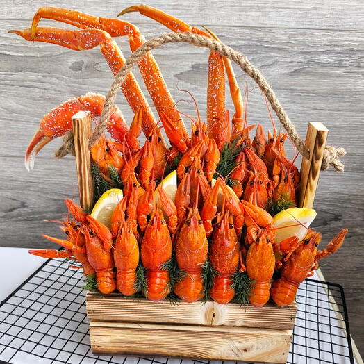 Композиция в ящике из раков и клешни краба