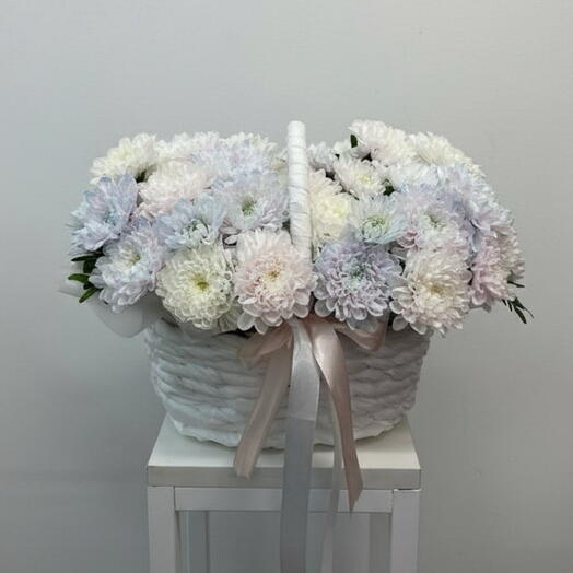 Корзина с нежной хризантемой