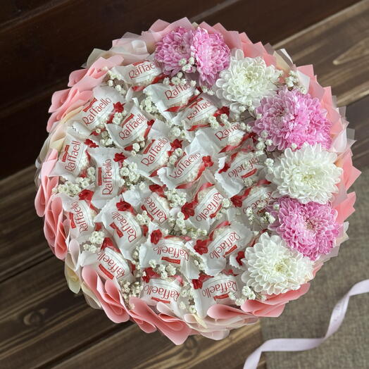Букет из конфет с хризантемами