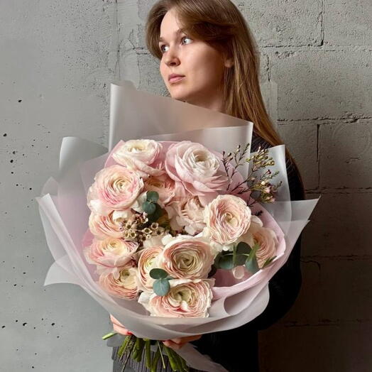 Нежный букет с 15 ранункулюсами и хамелациумом