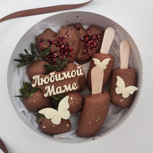 Клубника, гранат, банан в шоколаде