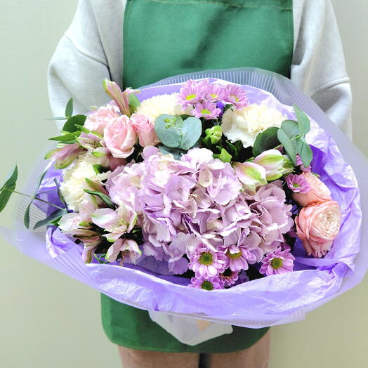Гортензия, кустовая роза и альстромерии в роскошной упаковке