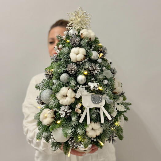 Елка серебристо-белая с лошадкой