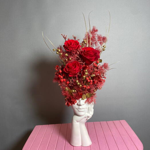 Яркая интерьерная композиция с стабилизированными красными розами
