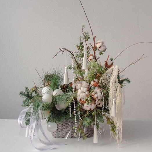 Большая интерьерная корзина с живо хвоей и эко-декором (кисточки, шишки, хлопок)