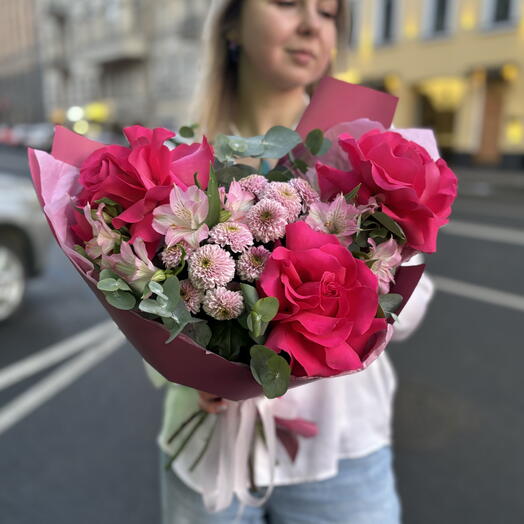 «Алая ягодка» авторский букет из роз и сантини