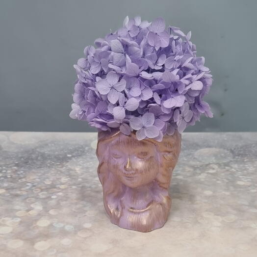 Композиция из стабилизированных гортензии и мха в кашпо ручной работы