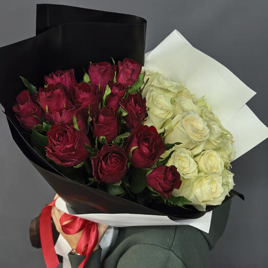 Белые и красные розы 🌹