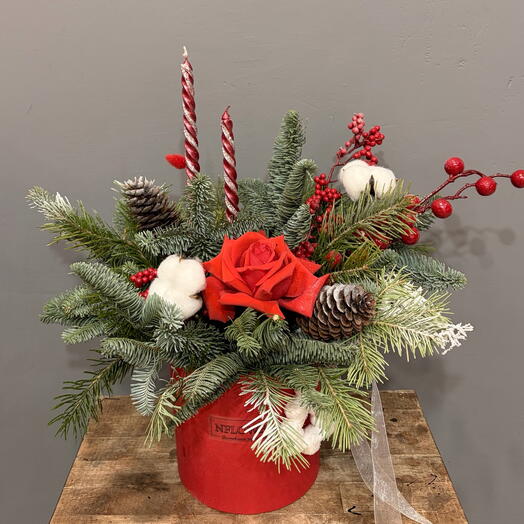 Композиция из нобилиса, пихты, розы, хлопка, свечей, и шишек в коробке