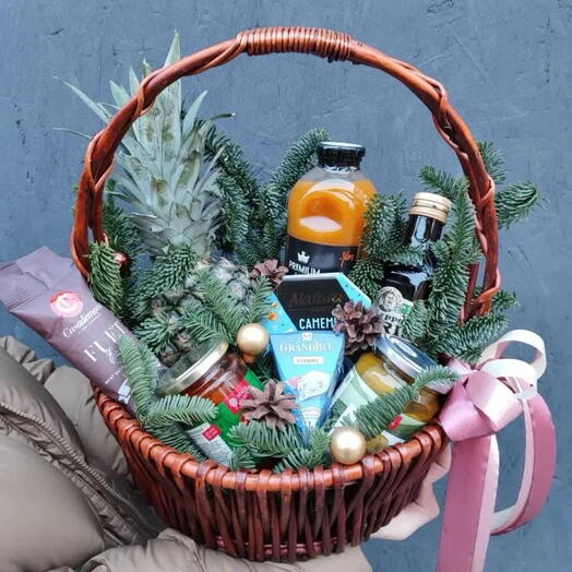 Подарочная корзина с благородными сырами, колбасой, вялеными томатами, ананасом и новогодним декором « С праздником!»