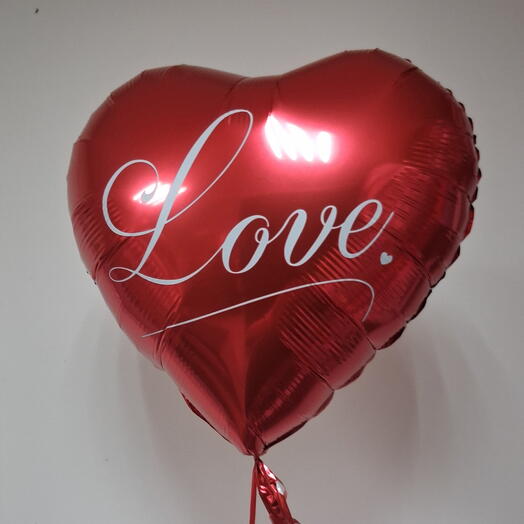 Шарик формы сердца с надписью LOVE