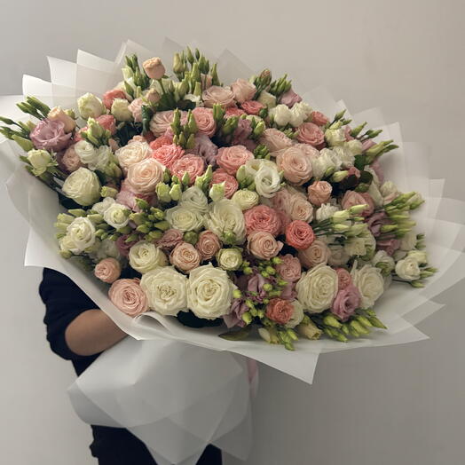 Кустовые розы с эустомой