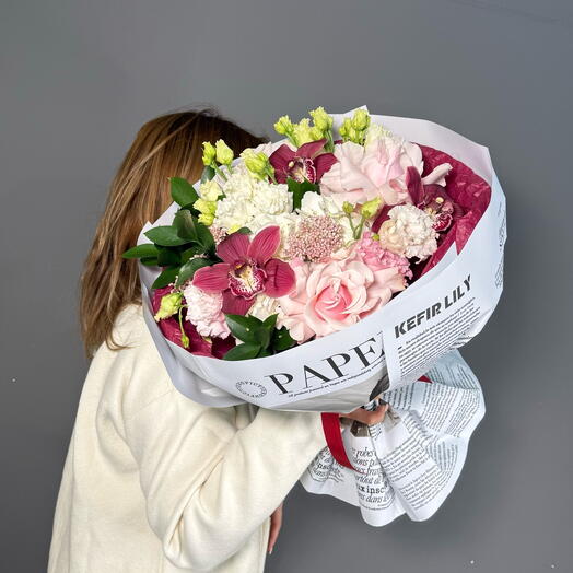 Авторский букет с орхидеей, французскими розами, эустомой