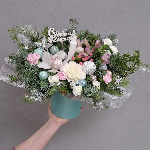 Новогодняя композиция с цветами в коробке