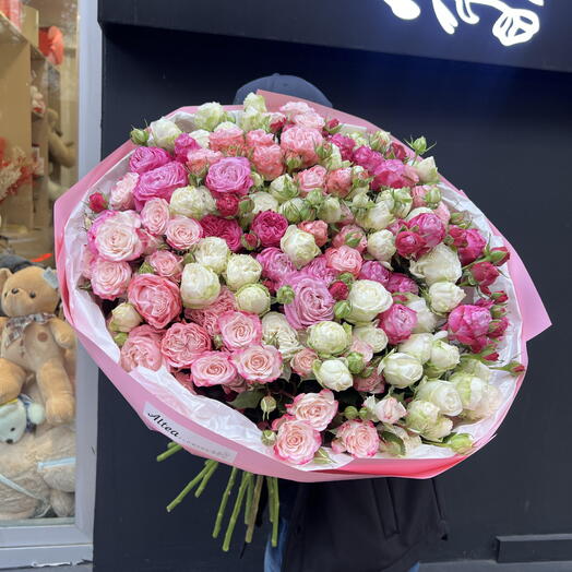 Букет из разноцветных кустовых роз