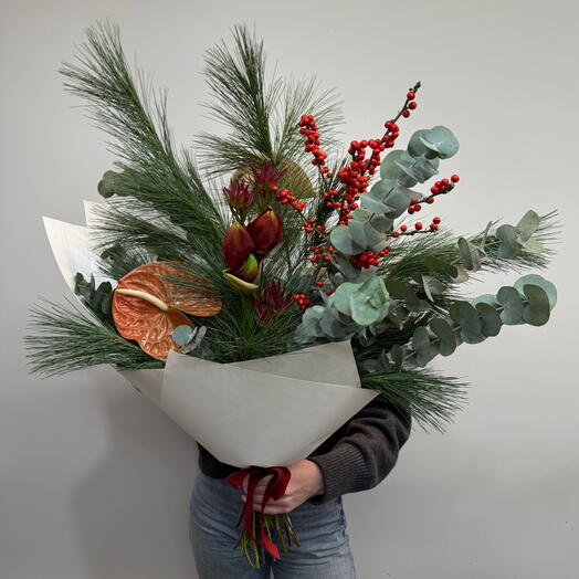Зимний Новогодний букет из хвои, ягод Илекса и аммарилиса