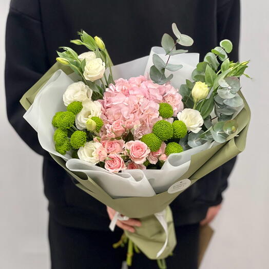 Букет с гортензией, хризантемами и эустомой в зеленых тонах