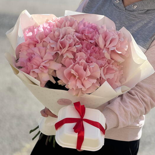 Gran ramo de "rosas francesas" y pastel bento