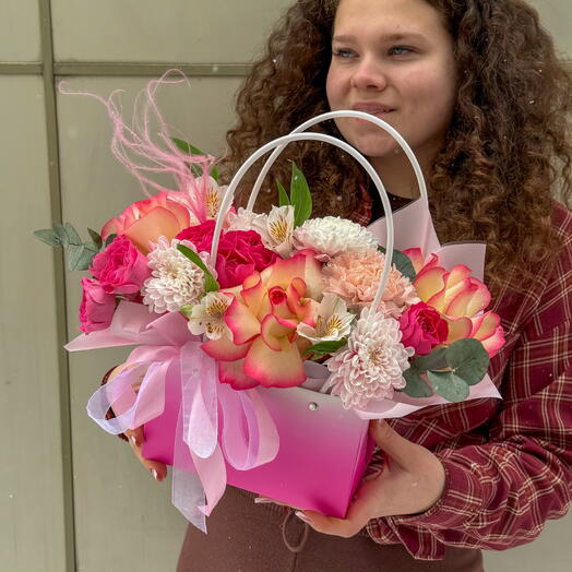 Композиция Princess M с розами и хризантемой в сумочке