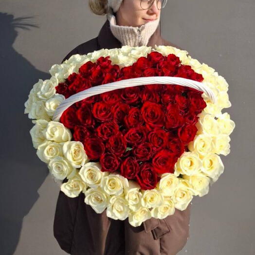Корзина с розами любящее сердце
