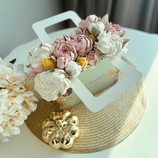 Букет зефирных пионов в сумочке