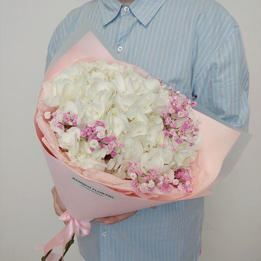 Букет из белой гортензии и розовых Гипсофил