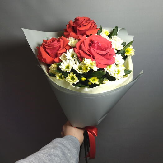 Букет из французской розы и хризантемы