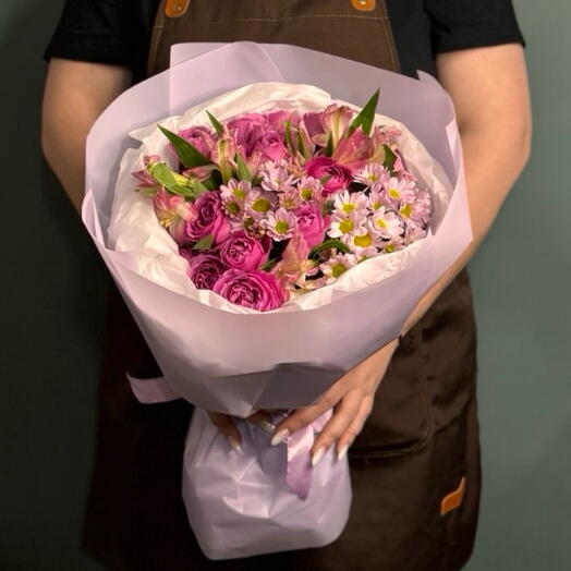 BOUQUET 059. Авторский букет с кустовыми розами маленькими хризантемами и альстромериями
