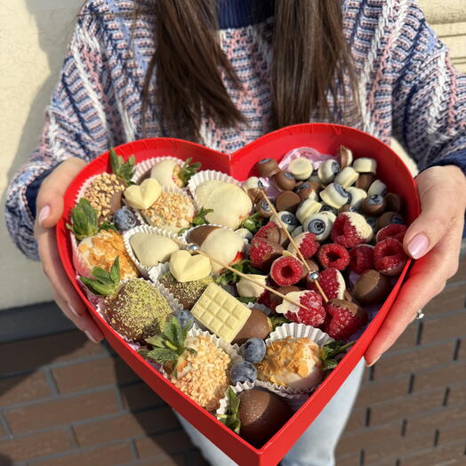 Клубника в шоколаде микс с малиной и голубикой