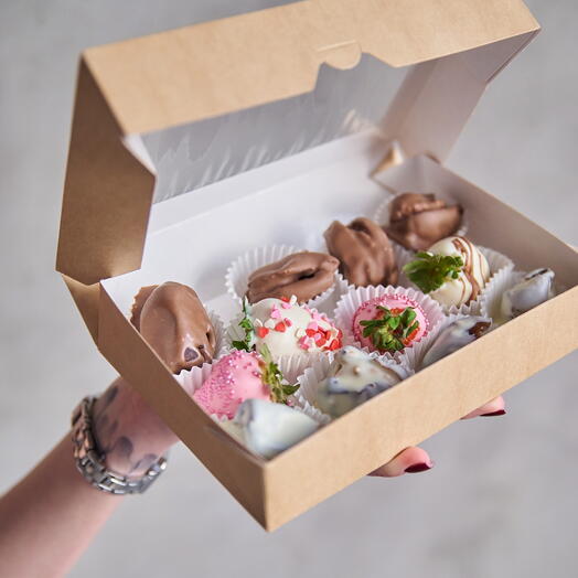 Клубника 🍓 и финики в шоколаде