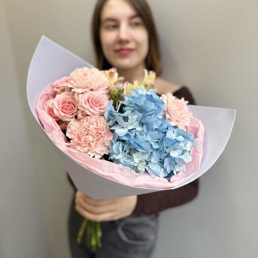 Букет с голубой гортензией, кустовой розой и гвоздиками