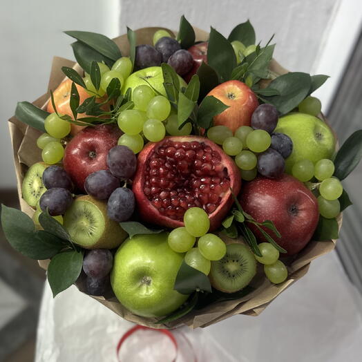 Фруктовый букет из граната, винограда, киви и яблок