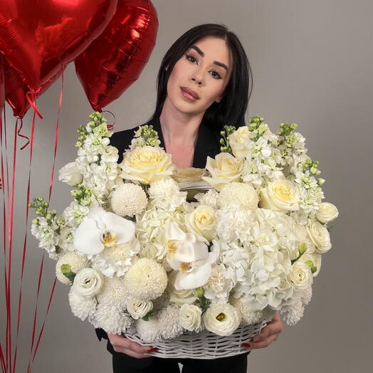 Нежнейшая корзина набитая цветами