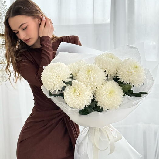 Нежный моно-букет из одноголовой хризантемы