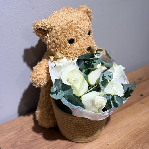 Корзина с белыми розами  с мишкой