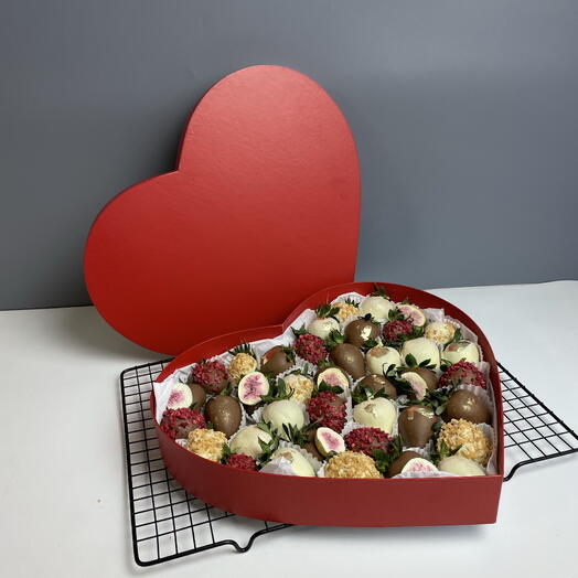 Клубника в шоколаде в коробке сердце 40-45 ягод