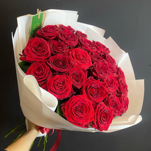 Букет из 25 ароматных алых роз Red Naomi