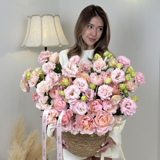 Кашпо лизиантусы и пионовидная кустовая роза XXL