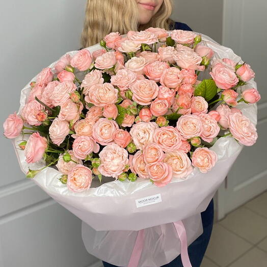 Монобукет из пионовидной кустовой розы «Сад нежности» Bloom room + подарок от Vivienne Sabo — румяна MACARON