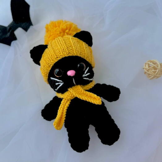 Плюшевый котик в шапке. Сделан из мягкой плюшевой пряжи. Станет другом для вашего ребёнка