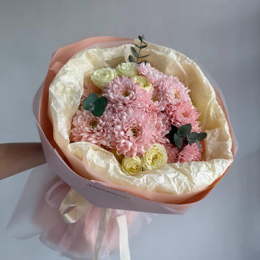 Авторский букет: кустовая белая роза, кустовая хризантема и эвкалипт🌸