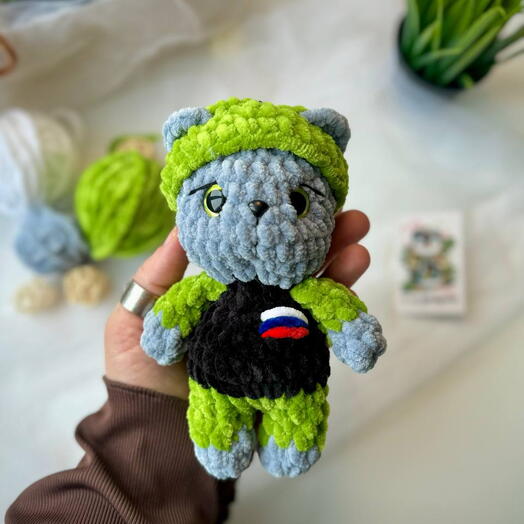 Серый котик "Защитник".  Сделан из мягкой плюшевой пряжи. Милый подарок на 23 февраля
