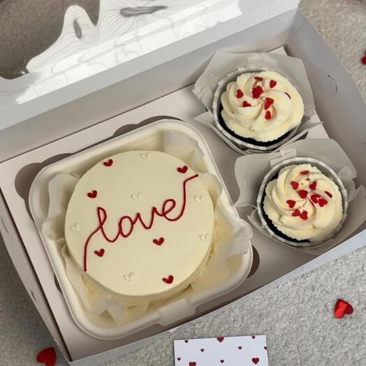 Бенто-торт и 2 капкейка Love