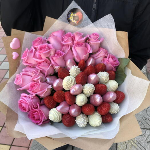 Букет из клубники в шоколаде с розами 6