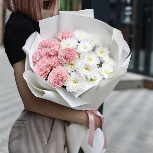 Нежно - розовый букетик с хризантемой