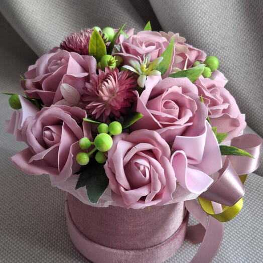 Композиция из мыльных роз, сухоцветов  и искусственных цветов