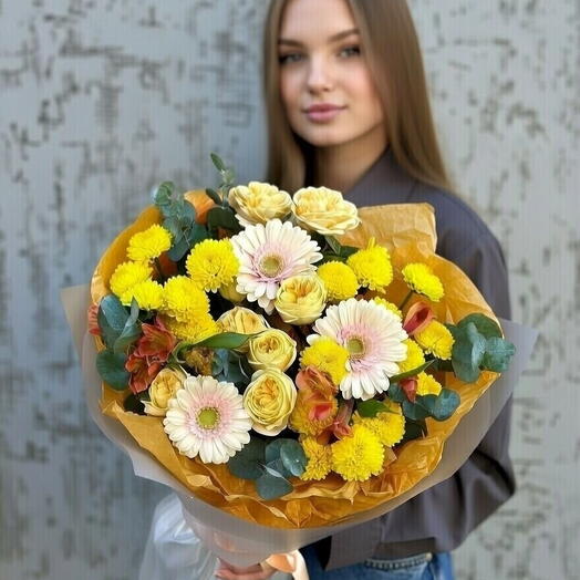 Букет "Солнечный зайчик" с кустовыми желтыми хризантемами