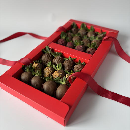 Красная коробка с бантом