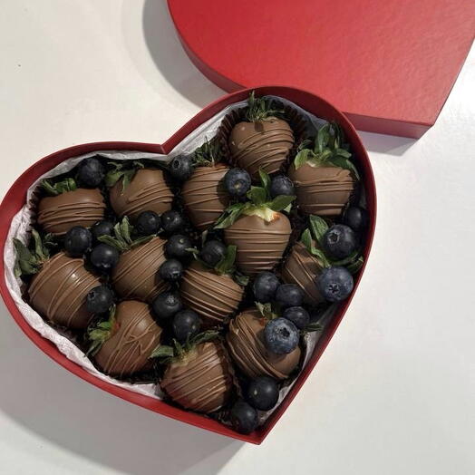 Клубника в шоколаде в сердце ♥️ с голубикой